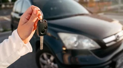 une personne tenant une clé de voiture