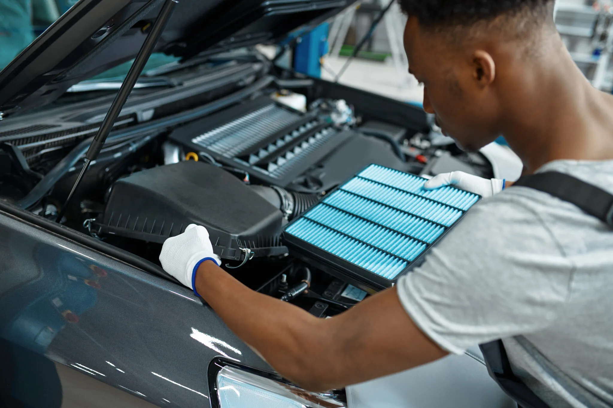 une personne travaillant sur une voiture